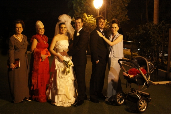 A psicóloga Paula Salomão e o advogado Matheus Schier Brock casaram-se no último sábado na Igreja do Rosário. A cerimônia correu ao som do órgão doado pelo bisavô da noiva, Miguel Calluf, na década de 50. A recepção foi no Graciosa Country Club. O casal embarcou para Los Cabos, no México. Também na foto, as elegantes Munira Calluf Salomão (à esq.), avó da noiva, a mãe, Mariangela Salomão, e à direita o médico Raul Viana Netto, casado com a arquiteta Mariah Salomão, irmã de Paula, pais da daminha Maria Augusta (no carrinho) | Sossella