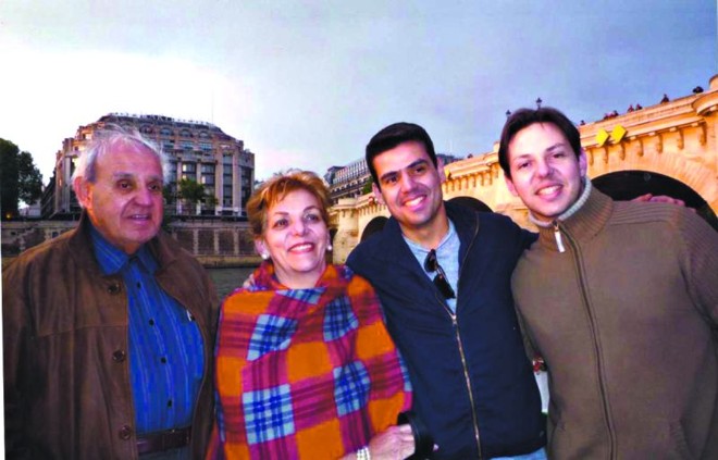 TEMPORADA EUROPEIA: A amiga Gilda Braga Cortezzi Nascimento, que comemora hoje mais um aniversário, acaba de retornar de viagem pela Europa ao lado do marido, Américo Ribeiro do Nascimento e dos filhos Américo Filho e Saturnino Neto, ambos médicos como os pais. Entre os destaques da viagem, que celebrou os 44 anos de feliz casamento de Gilda e Américo, o passeio de Bateau Mouche pelo rio Sena, em Paris, onde a foto foi tirada |