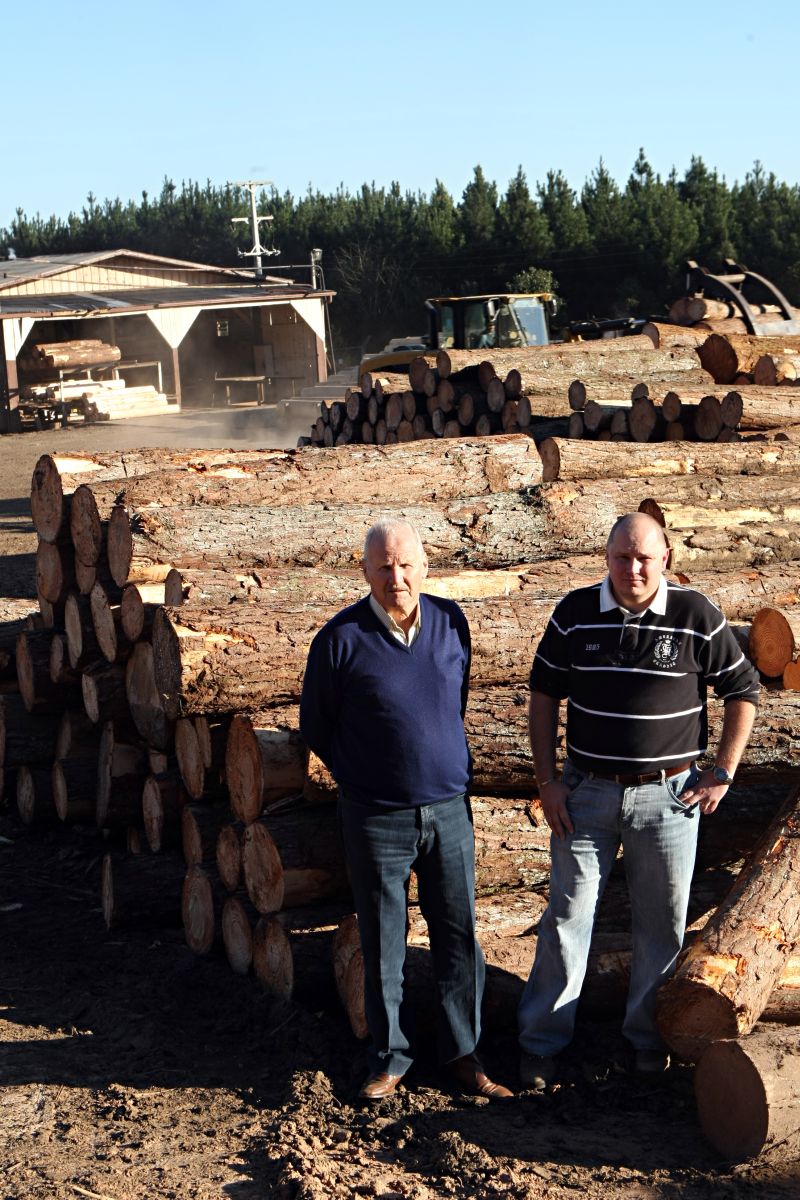 Alcides Rochembach e o filho Marcos, que produzem 700 metros cúbicos de compensado por mês e empregam 150 funcionários: meta é aumentar a produção e obter um volume maior de madeira | Albari Rosa/ Gazeta do Povo