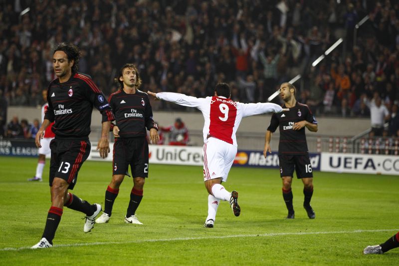 O atacante marroquino El Hamdaoui comemora o gol do Ajax que abriu o placar contra o Milan, ontem, na Amsterdam Arena. Ainda no primeiro tempo o sueco Ibrahimovic empataria. Com o 1 a 1, o time italiano chegou aos 4 pontos no grupo G, a chave da morte na Liga dos Campeões da Europa. Os holandeses marcaram o primeiro ponto. O Real Madrid, que venceu o lanterna Auxerre, na França, lidera com seis. Pelo grupo E, os favoritos venceram na rodada: Roma 2 x 1 Cluj e Basel 1 x 2 Bayern de Munique. No F, os mandantes mostraram força: Spartak Moscou 3 x 0 Zilina e Chelsea 2 x 0 Olympique de Marselha. No H, melhor para os visitantes: Braga 0 x 3 Shakhtar Donetsk e Partizan Belgrado 1 x 3 Arsenal | Jerry Lampen / Reuters