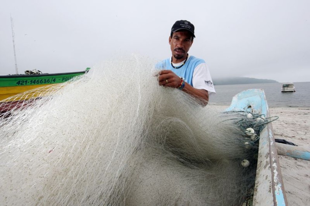 O pescador Odair Ribeiro consegue até dobrar a renda média na alta temporada. Se o valor fosse mantido durante todo o ano, conseguiria dar maior conforto à família e fazer a manutenção do barco