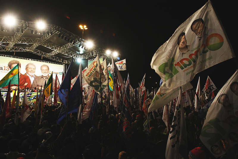 Comicio do candidato a governador do Paraná pelo PDT, Osmar Dias, conta com a presença do presidente Lula | Jonathan Campos/Gazeta do Povo
