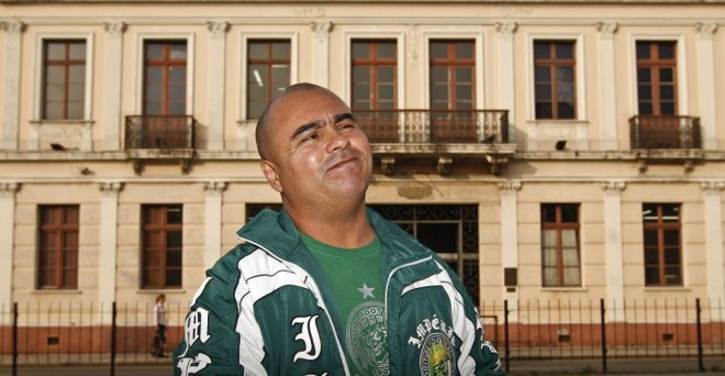 Papagaio em frente ao Ministério Público. Presidente da Império Alviverde quer a volta da torcida organizada ao Couto Pereira e diz que afastou todos os vândalos | Antonio Costa/ Gazeta do Povo