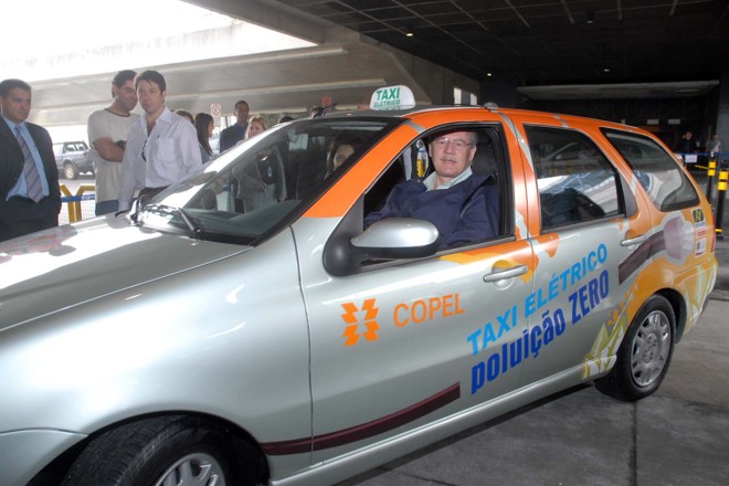 O governador Orlando Pessuti afirma que, em breve, o usuário poderá debitar na conta de luz o valor utilizado para a recarga do carro elétrico | 