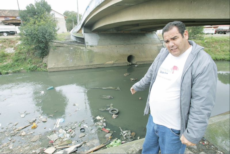 Presidente de uma associação de moradores, Marcos Eriberto dos Santos diz que a poluição do Rio Belém começa muito antes de chegar na Vila Torres: O rio já chega aqui morto | Ivonaldo Alexandre/ Gazeta do Povo