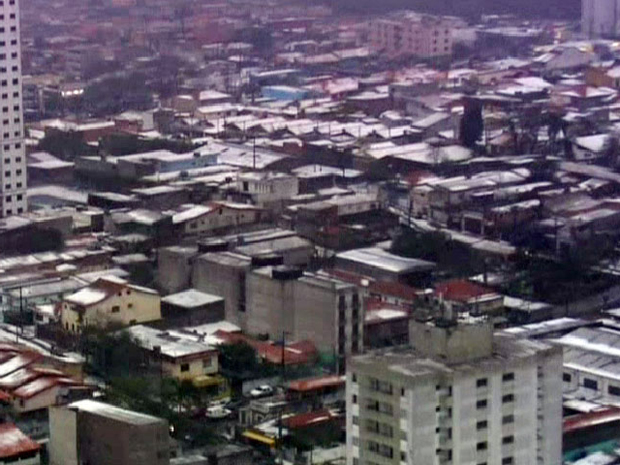Telhados de casas em Guarulhos são tomados por granizo | Foto: Reprodução/TV Globo