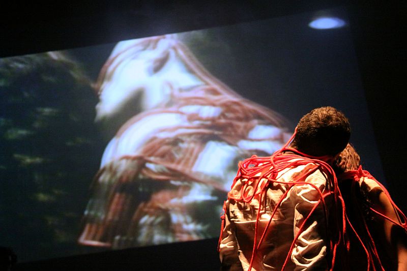 O elenco do Grupo Delírio em cena da montagem Metaformose Leminski: polifonia e experimentalismo | Chico Nogueira/Divulgação