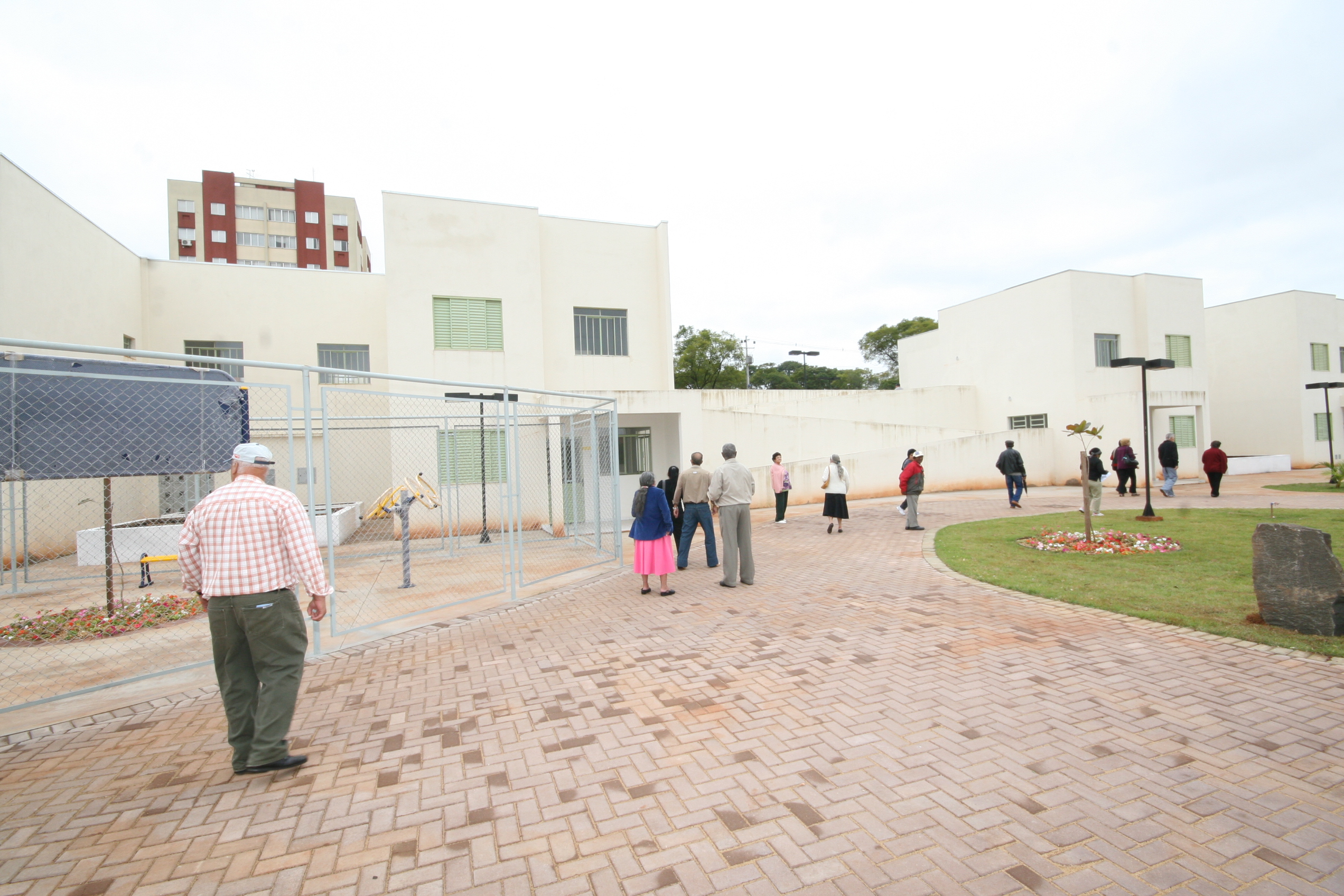 O condomínio conta rampas de acessibilidade, pátio de convivência, paisagismos e espaços destinados à horta com plantas medicinais, além da Academia da Terceira Idade (ATI) | Divulgação - PMM