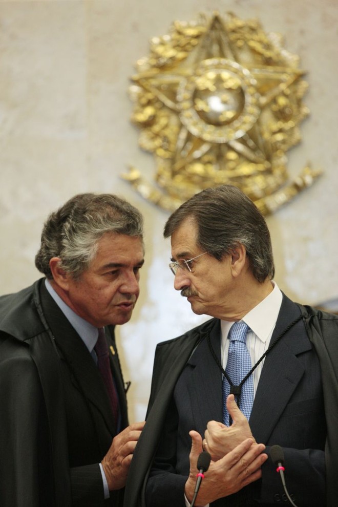 Cezar Peluso, presidente do STF (à direita), ao lado de Marco Aurélio Mello: para comandante do Supremo, caso só deve ser julgado após nomeação do 11º ministro | 