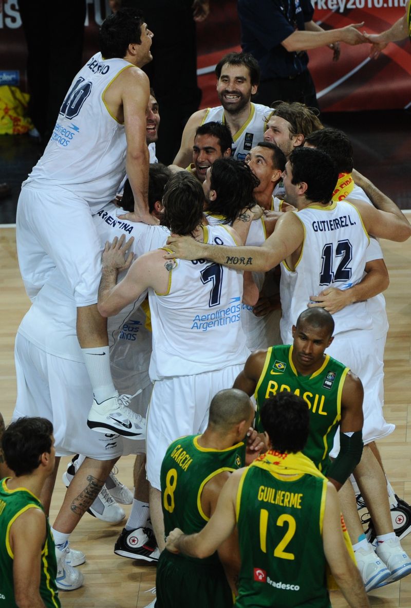 Argentinos comemoram com Luis Scola, cestinha da partida, enquanto os brasileiros deixam a quadra aborrecidos | Franck Fife/AFP