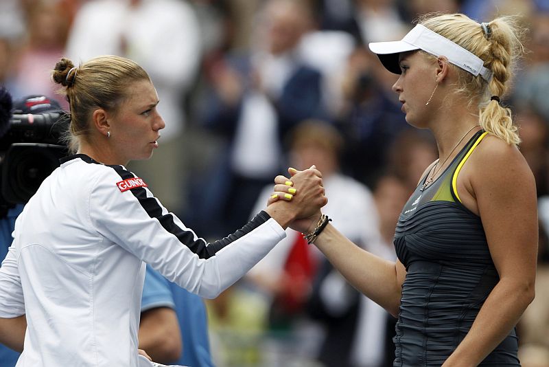 Zvonareva (de branco) supera a favorita Wozniacki (de preto) | Jessica Rinaldi / Reuters