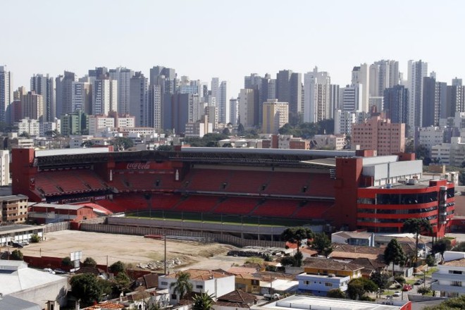 Vista da Arena da Baixada pela Rua Brasílio Itiberê, onde a primeira etapa das obras já atende parte das exigências da Fifa | Daniel Derevecki / Gazeta do Povo