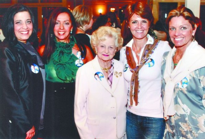ENCONTRO DE MULHERES - A ex-primeira dama Fernanda Richa recebeu homenagem de grupo de mulheres da sociedade, em evento organizado por Beth Palazzo, Vera Lupion e Rossana Lazzarotto de Oliveira, no Castelo do Batel. Entre as convidadas, empresárias de diversos setores, personalidades e profissionais liberais. Na foto, Márcia Abujamra, Beth Palazzo, a jornalista, Fernanda Richa e Rossana Oliveira | 