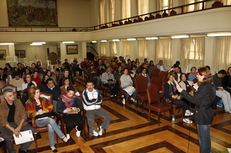 Professores e funcionários do Colégio Estadual ouvem as propostas dos candidatos | Antonio Costa/Gazeta do Povo