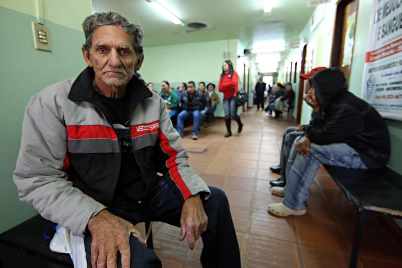 Luís Alves de Miranda espera para ser atendido em Campo Mourão: descentralizar a saúde é um dos desafios da região | Albari Rosa / Gazeta do Povo