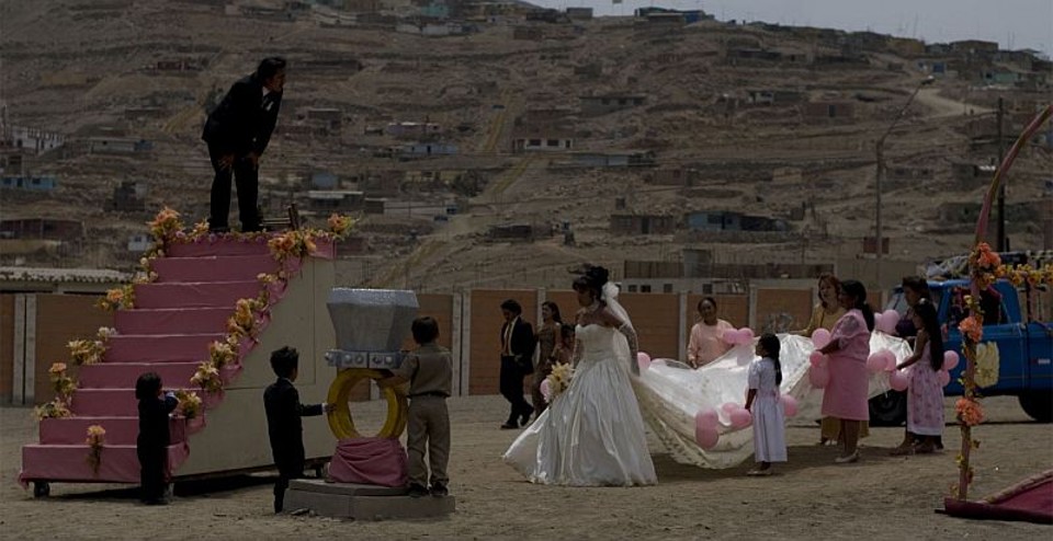 Cena do filme A Teta Assustada (2009), da peruana Claudia Llosa: casamento em quéchua segue modelo convencional |