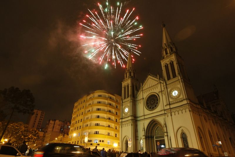 Queima de fogos de artifício abriu as comemorações da Festa da Luz | Daniel Castellano/Agência de Notícias Gazeta do Povo