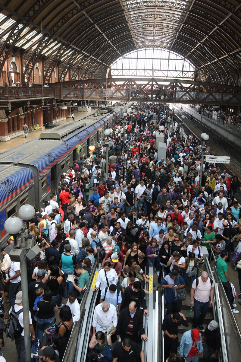 Paralisação deixou milhares de usuários do metrô paulista sem saber o que fazer | Filipe Araújo/AE