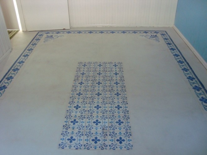 Intercalar cimento queimado com ladrilho hidráulico forma um