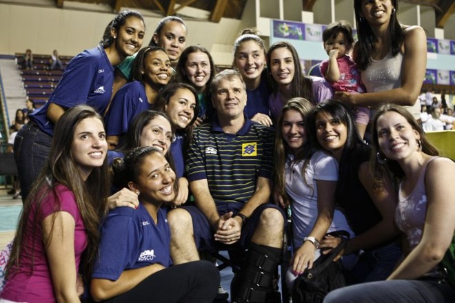 Bernardinho posa para foto com fãs e algumas jogadoras do time do Círculo Militar/Dom Bosco |