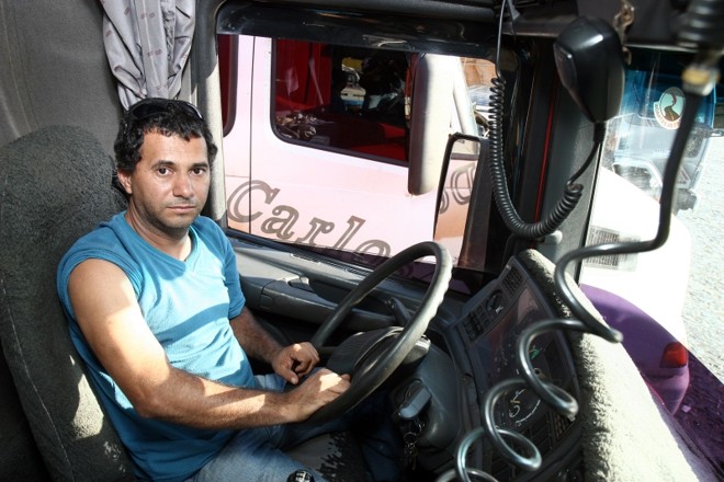 O caminhoneiro Valdir não vai ao médico porque diz não ter problema de saúde, mas na estrada se automedica | Henry Milleo/Gazeta do Povo
