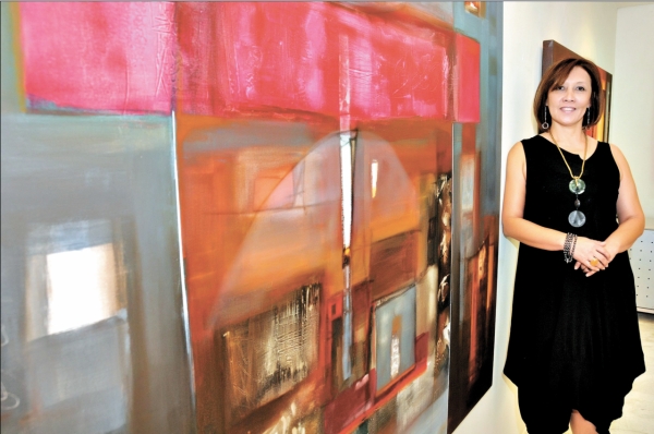 A artista plástica Simone Tanaka fez um concorrido vernissage, anteontem na Galeria Zilda Fraletti, da exposição Diálogo de Olhares, que traz uma bela safra de novas obras. A mostra, a segunda dela na galeria do Design Center, permanece aberta até 2 de outubro | Gerson Lima