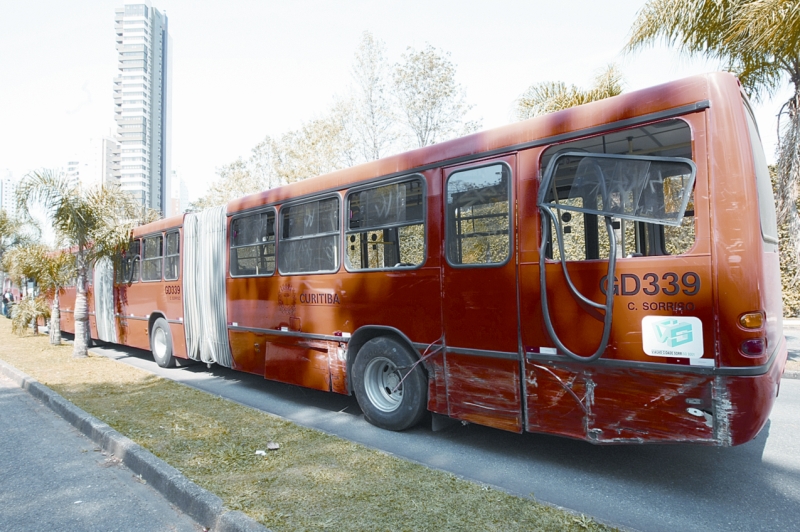 Danos no biarticulado após acidente: veículo bateu em cinco carros estacionados. O motorista foi afastado da função | Marcelo Elias/Gazeta do Povo