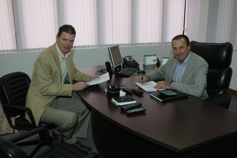 Karlis Kruklis (à esquerda) foi o escolhido por Celso Frare para tocar a empresa: os dois se conheceram em 2002 | Aniele Nascimento/ Gazeta do Povo