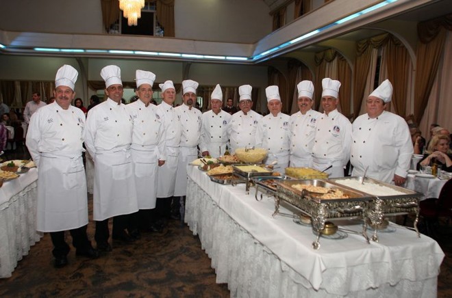 O Clube dos Oito, confraria de gourmets da Sociedade Thalia, comemorou seus 40 anos de fundação com um jantar dançante na última sexta-feira. O grupo, hoje composto por 11 membros, reúne-se toda segunda-feira para jantar. Na foto, os integrantes do clube (a partir da esquerda): Vicente, Marcelo Lara, Mansur, Edemir, Cleverson, Ari, o presidente Wilson Teixeira de Lima (o sétimo, da esq. para a dir.), Guerra, Valtuir, Marcelo Hilu e Arlindo | 