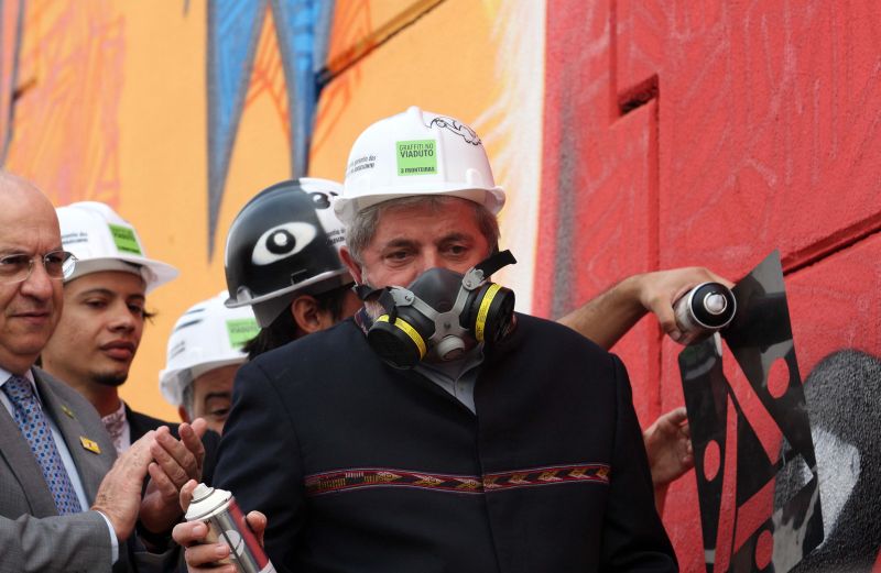 Com uma lata de spray, Lula fez desenhos em um viaduto em Foz, simbolizando a integração de brasileiros e paraguaios | Christian Rizzi / Gazeta do Povo