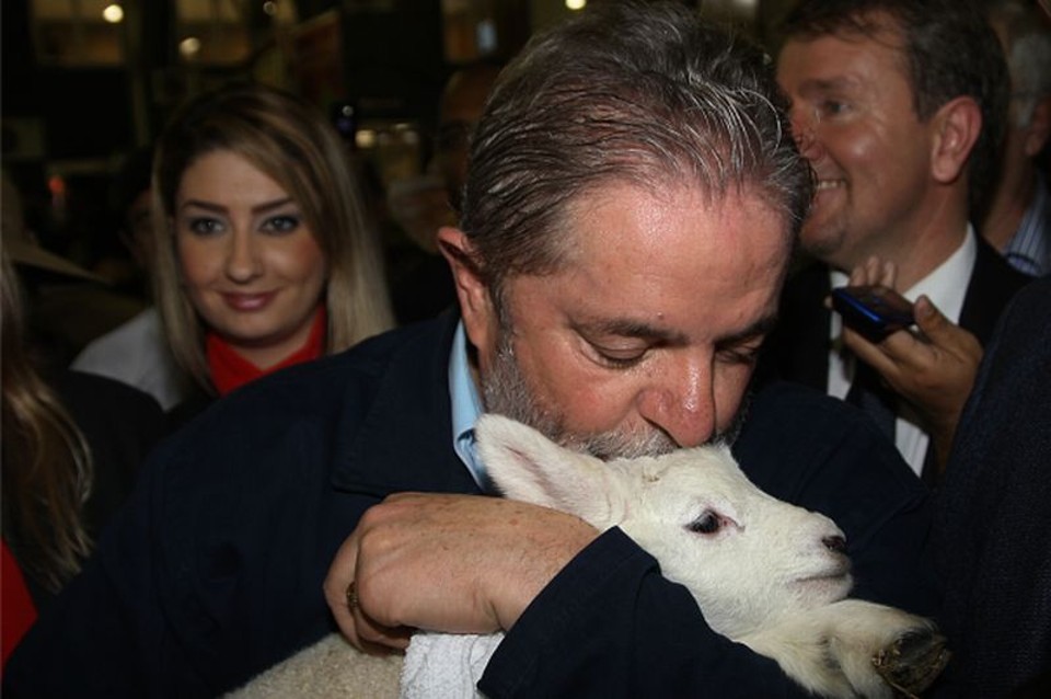 Elas podem governar. Não tem essa de sexo frágil", Luiz Inácio Lula da Silva, presidente da República, durante inauguração de câmpus da Universidade Federal de Santa Maria, no Rio Grande do Sul. Na foto, ele beija uma cabrita que estava no pavilhão da universidade | Ricardo Stuckert / Presidência