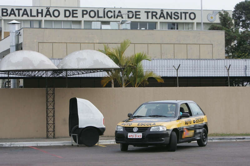 Candidato a motorista faz teste de baliza: autoescolas dizem que Contran não levou em conta o fato de que o nervosismo do aluno influencia na reprovação | Ivonaldo Alexandre/Gazeta do Povo