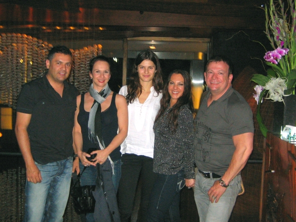 Encontro de paranaenses em Nova York na semana passada, no restaurante NoBu, o preferido da top curitibana Isabeli Fontana (ao centro): o artista plástico Eleutherio Netto (à esq.), Mara Bergerson, Isabeli, a corretora Lika Willians (irmã de Mara e amiga de Isabeli), que mora em Nova York, e o médico Eliseu Portugal. A casa é um dos points de celebridades e do jet set novaiorquino |