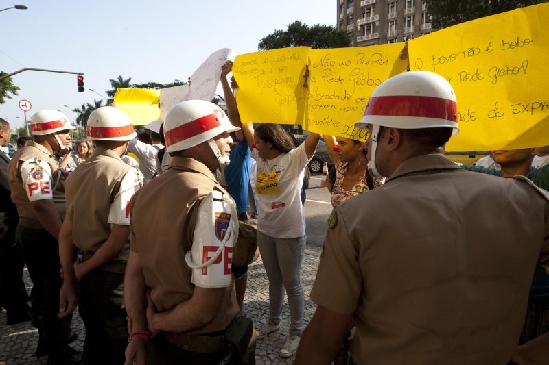 Manifestantes pró-governo fazem protesto em frente do Clube Militar, onde Lula foi criticado | Rafael Andrade / Folhapress