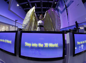 Modelo apresenta novos televisores 3D na feira IFA | Thomas Peter/Reuters