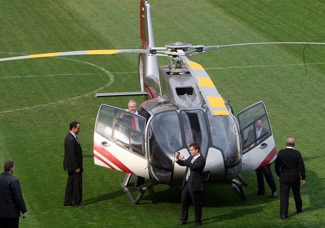 Um helicóptero pousa no gramado da Baixada para levar o governador Pessuti a outro compromisso | 