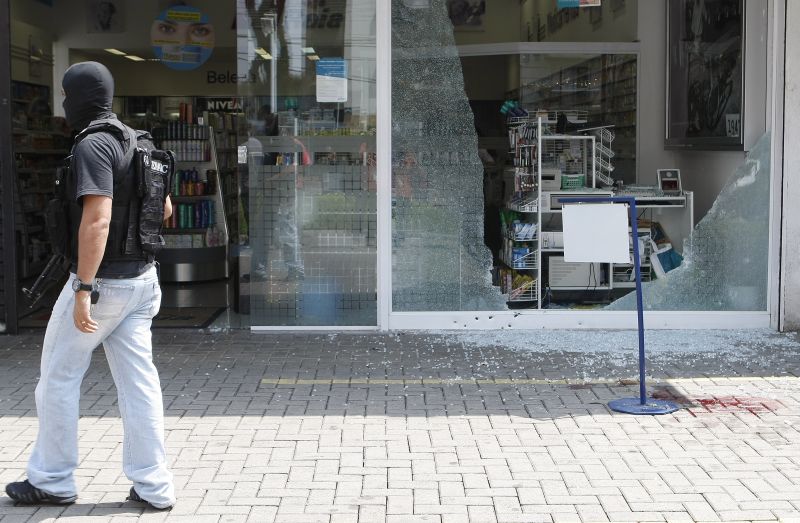 Vidros do centro comercial ficaram quebrados por conta do tiroteio | Jonathan Campos/Agência de Notícias Gazeta do Povo