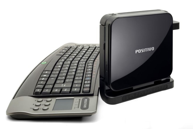 Positivo Mini Fit. O desktop ultracompacto funciona como um me­­dia center, podendo ser ligado a tevês de LCD, plasma ou LED através de cabo HDMI e saída de vídeo full HD, que permite o acesso à internet ou assistir filmes em alta definição | 