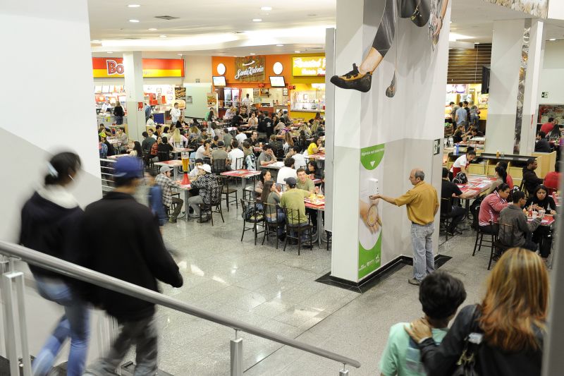 Frio e chuva em Maringá levaram moradores aos shoppings | Fábio Dias/Gazeta do Povo