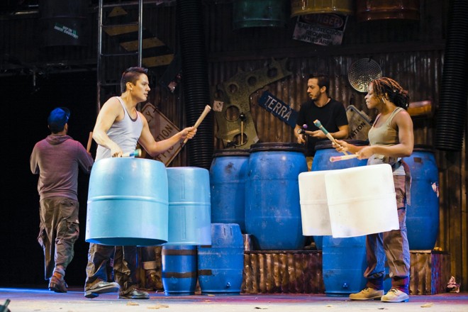 O Stomp é um espetáculo cheio de movimentos e muita interação com o público |