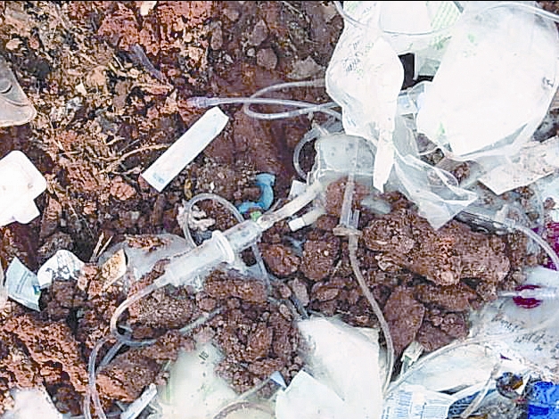 Seringas e frascos de soro foram encontrados pelo Ibama no aterro da Caximba | Divulgação/Ibama