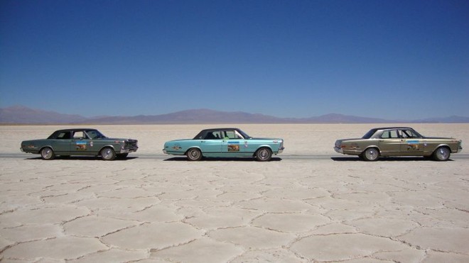 Os intrépidos Galaxões compõem a paisagem do exótico deserto de sal, na Argentina. Da esquerda para a direita: Landau 1982 cinza granito, LTD 1979 turquesa viena e Landau 1982 verde astor | Divulgação/Amigos do Galaxie