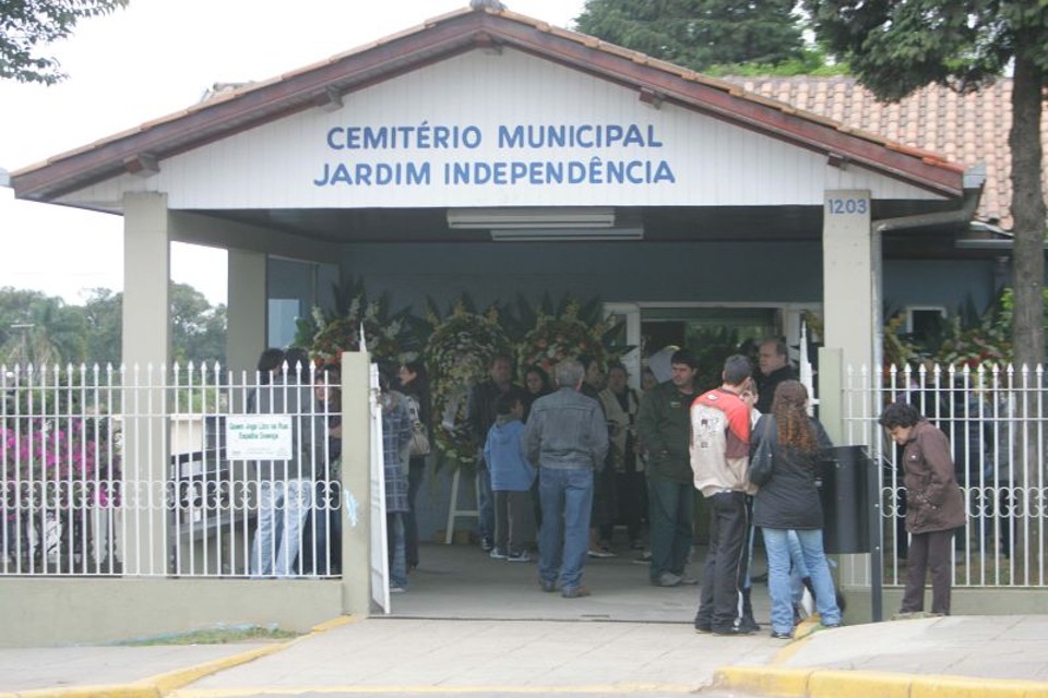 Familiares e amigos presentes no velório de Lucas, em Araucária, não entendiam qual foi a motivação do ataque | Ivonaldo Alexabdre/Gazeta do Poco