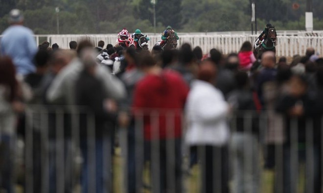 Evento atraiu público numeroso e heterogêneo para assistir aos nove páreos | 