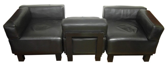 Sofá Conversadeira, dos anos 1930, por Lasar Segall. O design da peça, de madeira ebanizada e couro, permite várias disposições |