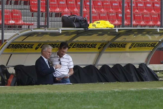 Malucelli (esq.) preferiu ver o treino do Atlético na Arena, ontem, durante a Escola | 