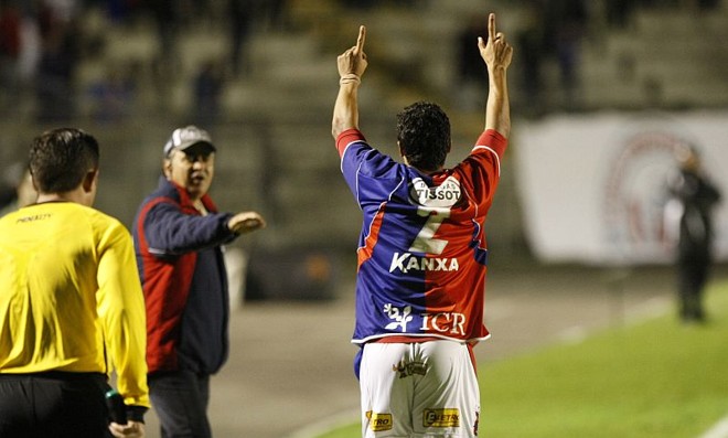 Murilo comemora o gol que abriu o placar para o Paraná |