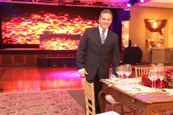 A festa do casamento do jovem empresário curitibano Cristiano Fumagalli e de Manuela Salvatti, no último dia 28, no Hotel Bourbon, em Foz do Iguaçu, foi uma das mais elogiadas do currículo de Marcos Soares (na foto). Ele cuidou de todos os detalhes pessoalmente, da comida à decoração | Jader da Rocha