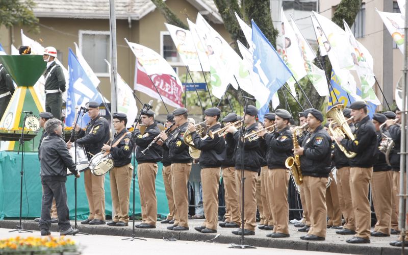 Desfile em Curitiba: enquanto a banda da PM tocava, os cabos eleitorais posicionavam as bandeiras de seus candidatos | Antonio More/ Gazeta do Povo
