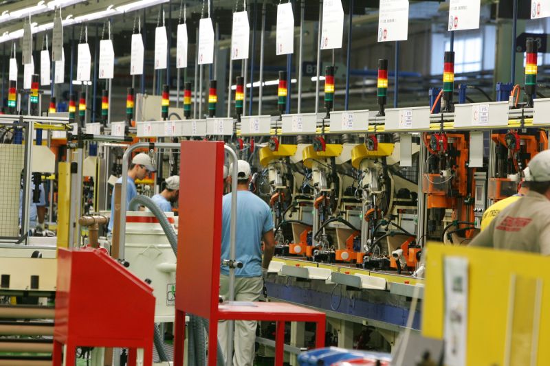 Funcionários em fábrica da região metropolitana de Curitiba: aumento nos impostos incidentes sobre a folha de pagamento das empresas freou queda na carga tributária | Daniel Castellano/ Gazeta do Povo